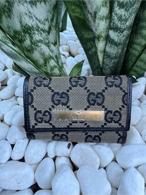 Gucci GG Canvas 6 Key Holder Beige Ebony Black Leather Made in Italy